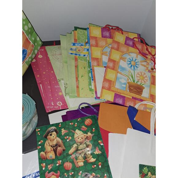 Lot of Holiday Gift Bags - Picture 2 of 4